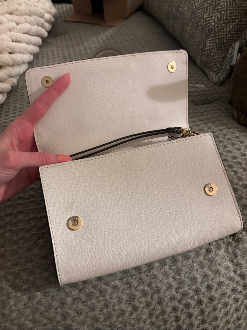 Michael Kors Cream Leather Crossbody Bag with Gold Hardware - Picture 3 of 7